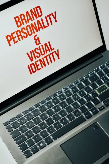 Vue de dessus sur des graphiques et un smartphone dans un bureau, mettant en avant l’analyse de données.