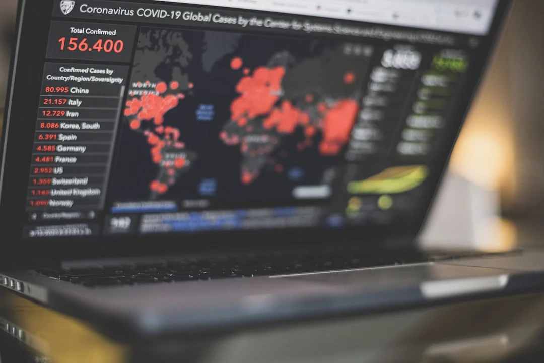 Équipe examinant des graphiques financiers et des données numériques sur des tablettes dans un environnement de bureau.